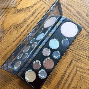 NEW  MAC Cosmetics Qween Supreme Eyeshadow Palette